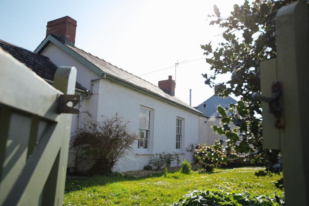 May Tree Cottage Manorbier 5 Mins From The Beach Sleeps 4 Bagian luar foto
